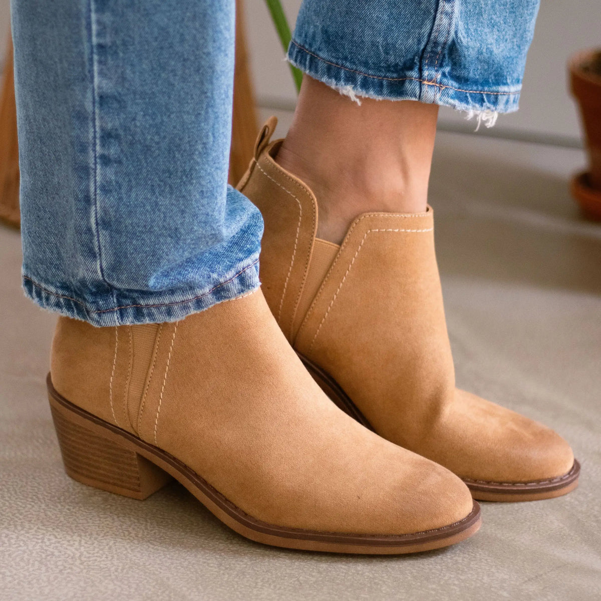 Chelsea Boots vs Sneakers: Rocket Dog’s Fall Shoe Guide for Y2K Lovers