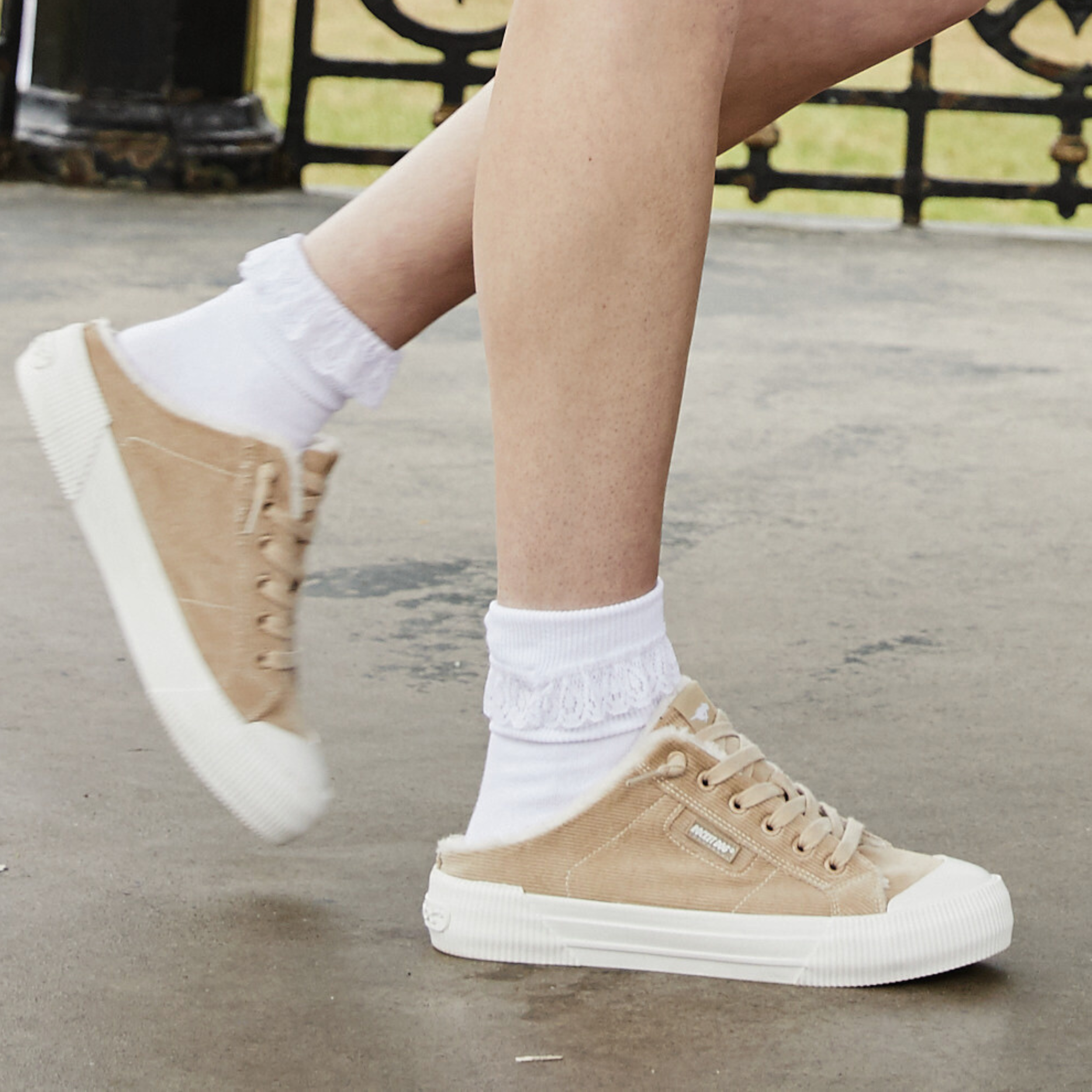 Women's natural corduroy sneaker, playful and comfortable – Rocket Dog Cheery