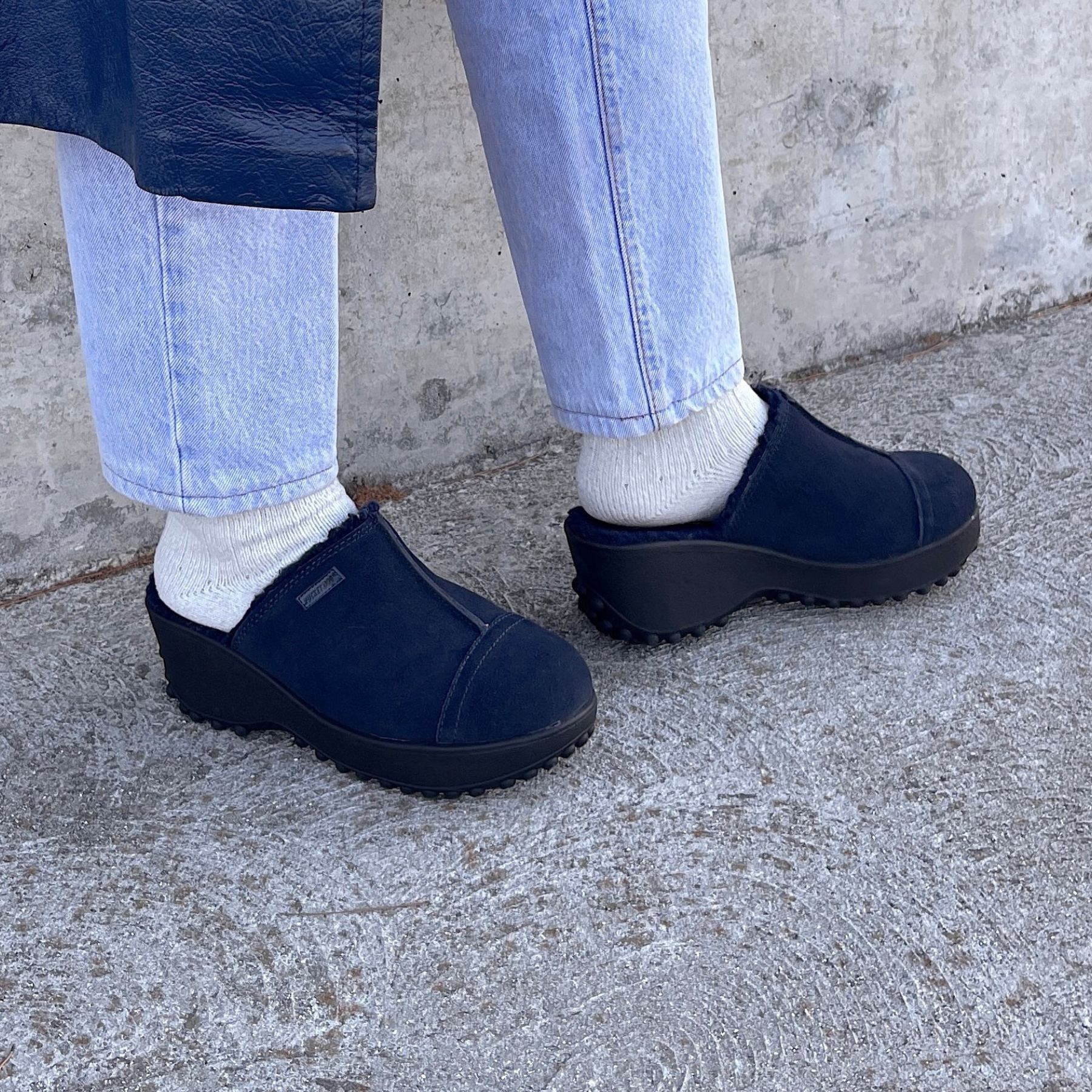 Women's navy suede clog, cozy and comfortable – Rocket Dog Fran