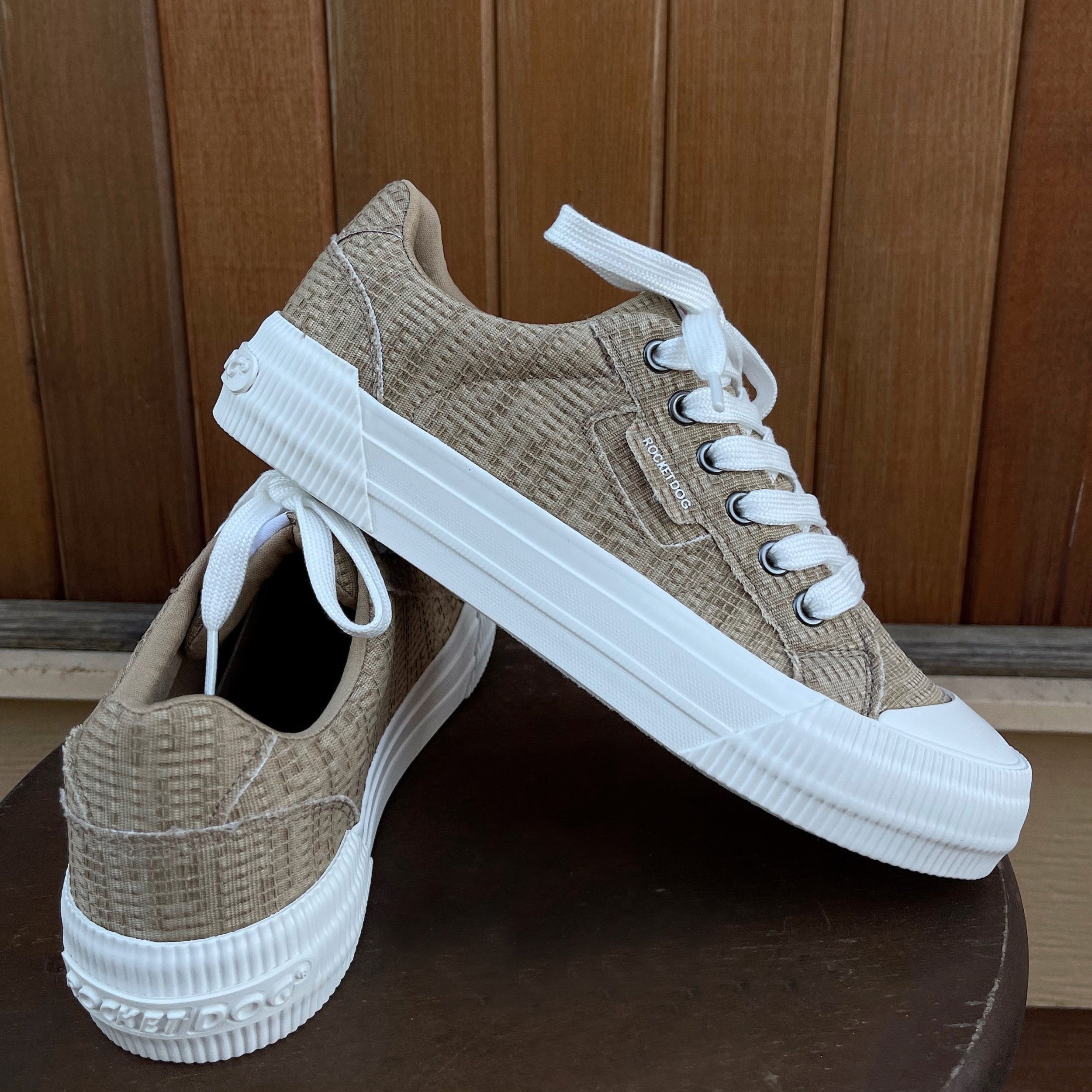 Women's tan sneaker, playful and comfortable – Rocket Dog Cheery